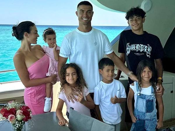 Ronaldo có bao nhiêu con? Khám phá cuộc sống của siêu sao