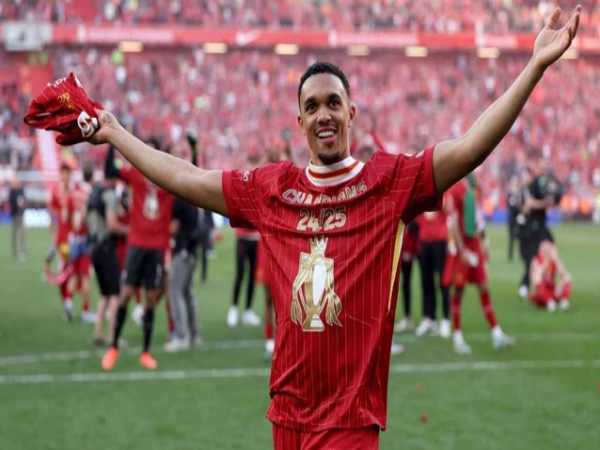 Alexander-Arnold ngôi sao sáng của câu lạc bộ Liverpool