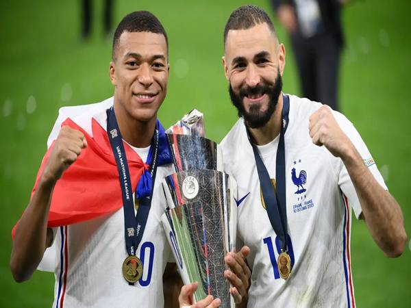 Kylian Mbappé trái / Karim Benzema phải là những tiền đạo Pháp xuất sắc
